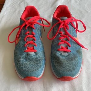 Nike dual fusion training sneakers
